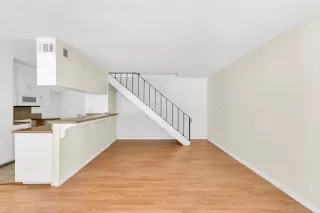 Photo #2: 224094105 Listing