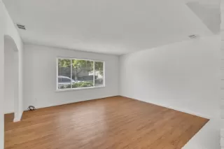 Photo #5: 224094133 Listing