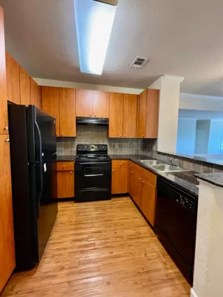 Photo #5: 224096379 Listing