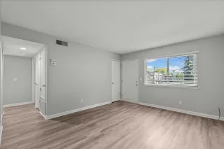 Photo #4: 224098379 Listing