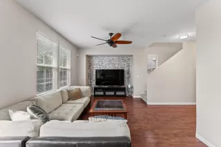 Photo #4: 224105392 Listing