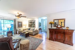 Photo #4: 224119110 Listing