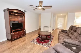 Photo #4: 224121727 Listing