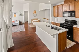 Photo #5: 225031612 Listing