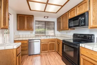 Photo #5: 225035433 Listing