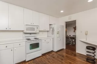 Photo #3: 225035514 Listing