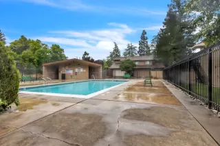 Photo #2: 225056629 Listing