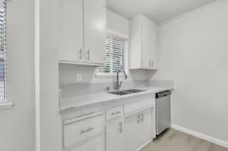 Photo #4: 225056629 Listing