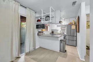 Photo #2: 225078041 Listing