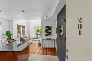 Photo #4: 225078206 Listing