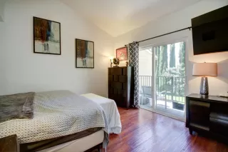 Photo #4: 225095902 Listing