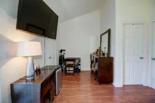 Photo #5: 225095902 Listing