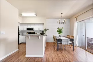 Photo #4: 225104075 Listing