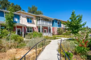 Photo #2: 225107042 Listing