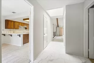 Photo #4: 225112110 Listing