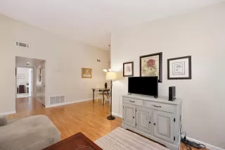 Photo #5: 225122008 Listing