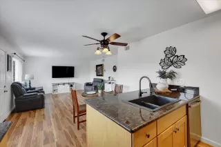 Photo #5: 225123613 Listing