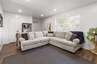 Photo #5: 225139050 Listing