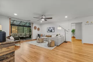 Photo #3: 225143053 Listing 