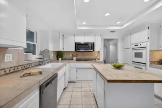 Photo #4: 225144066 Listing