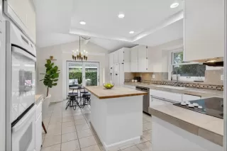 Photo #5: 225144066 Listing