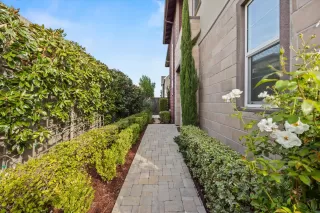 Photo #3: 226007592 Listing