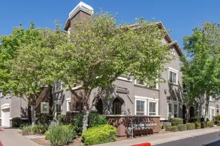 Browse active condo listings in JASMINE