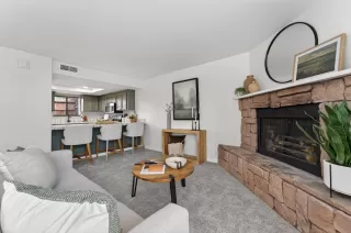 Browse active condo listings in LA CANADA TOWNHOMES