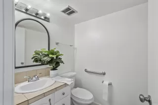 Photo #4: 226042052 Listing