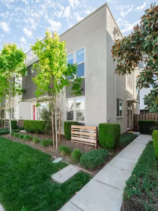 Photo #1: 226043036 Listing