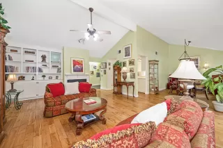 Photo #5: 226053874 Listing