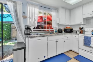 Photo #4: 226059438 Listing