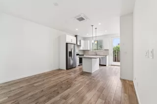 Photo #1: 226067092 Listing