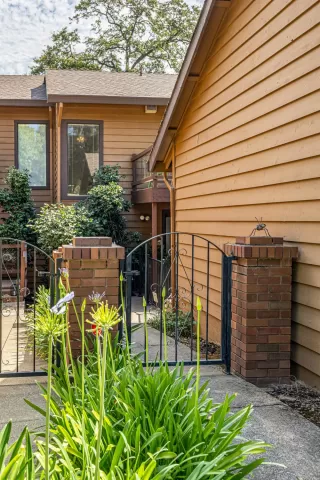 Photo #2: 226078867 Listing