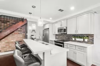 Photo #3: 226079176 Listing