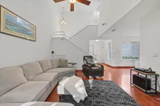 Photo #2: 226085158 Listing