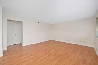 Photo #3: 226085456 Listing