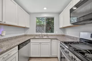 Photo #4: 226085745 Listing
