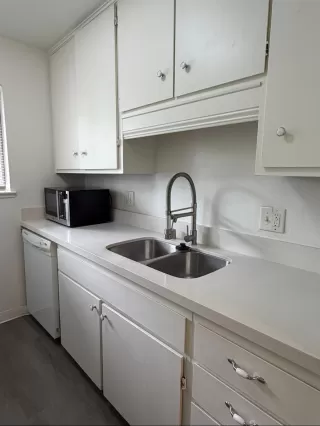 Photo #3: 226091096 Listing